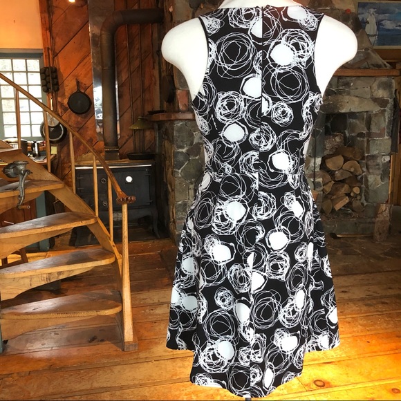Flattering black and white dress - Picture 12 of 12